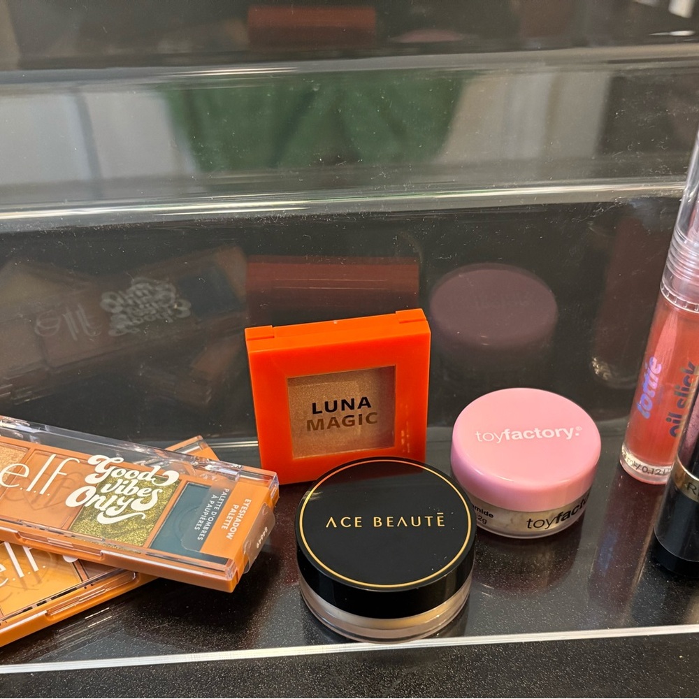 Create A Makeup Bundle - Picture 1 of 4